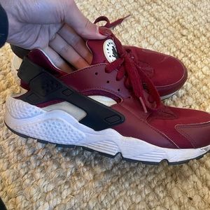 Men’s size 9 huarache great condition. Women 10.5